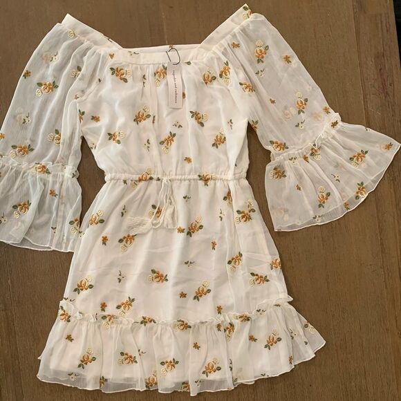 cupcakes & cashmere Dresses & Skirts - Cupcakes and Cashmere Leer Dress /flower NWT